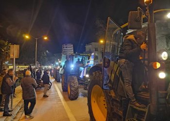Κατάληψη στο κέντρο των Τρικάλων από τους αγρότες-Έκαναν νέα “απόβαση” με δεκάδες τρακτέρ (φωτό-ΒΙΝΤΕΟ)