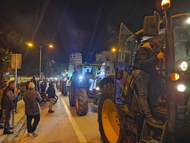 Κατάληψη στο κέντρο των Τρικάλων από τους αγρότες-Έκαναν νέα “απόβαση” με δεκάδες τρακτέρ (φωτό-ΒΙΝΤΕΟ)