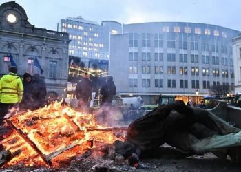 Οργή αγροτών: Tουλάχιστον 1.300 τρακτέρ στις Βρυξέλλες – Πέτρες, αυγά και κοπριά σε αστυνομικούς