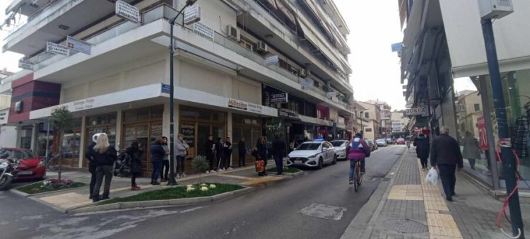 Γυναίκα αποπειράθηκε να πηδήξει από μπαλκόνι στο κέντρο των Τρικάλων