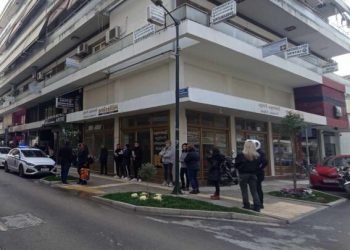 Γυναίκα αποπειράθηκε να πηδήξει από μπαλκόνι στο κέντρο των Τρικάλων