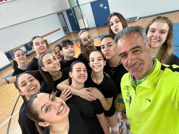 Πρωταθλήτρια στους σχολικούς αγώνες η ομάδα Πετοσφαίρισης κοριτσιών του 8ου ΓΕΛ Τρικάλων