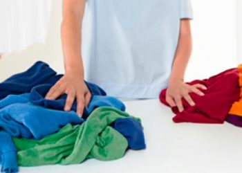 Γιατί πρέπει να πλένετε τα ρούχα από την ανάποδη