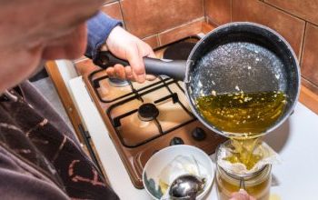 Τηγανίζετε στο ίδιο λάδι πολλές φορές; Τι κίνδυνος υπάρχει για τον εγκέφαλο