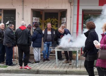 Μια τεράστια υπαίθρια ψησταριά όλη η Καλαμπάκα | Έψησαν 5.000 σουβλάκια