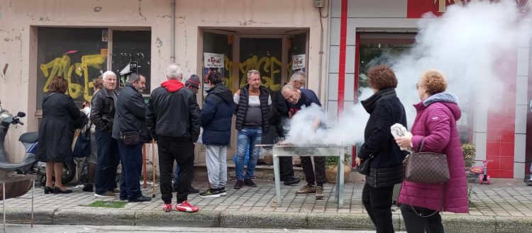 Μια τεράστια υπαίθρια ψησταριά όλη η Καλαμπάκα | Έψησαν 5.000 σουβλάκια