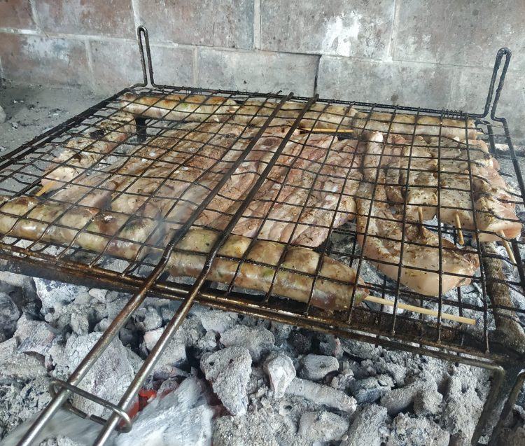 Θα το κάψουν απόψε οι Τρικαλινοί | Αυξημένη ζήτηση σε κρεοπωλεία, ταβέρνες και ψησταριές