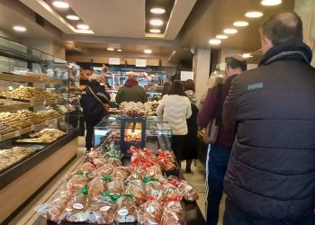 Τρίκαλα | Ανάρπαστες οι λαγάνες στους φούρνους