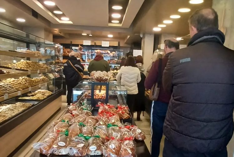 Τρίκαλα | Ανάρπαστες οι λαγάνες στους φούρνους