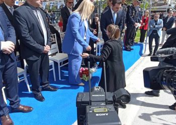 57 πολύχρωμα τριαντάφυλλα στην εξέδρα των επισήμων για τους νεκρούς του δυστυχήματος στα Τέμπη