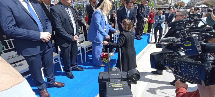 57 πολύχρωμα τριαντάφυλλα στην εξέδρα των επισήμων για τους νεκρούς του δυστυχήματος στα Τέμπη