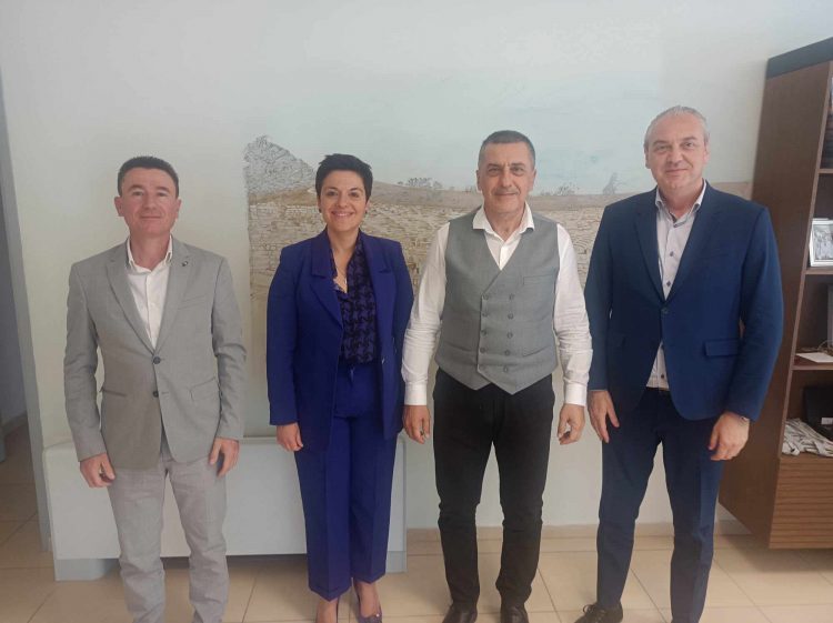 Μικρά κολυμβητήρια – προπονητήρια σε Ελασσόνα και Παλαμά