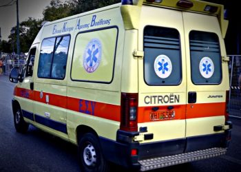 Τρίκαλα | Άνδρας επιτέθηκε με αιχμηρό αντικείμενο σε πλήρωμα του ΕΚΑΒ που πήγε να τον παραλάβει