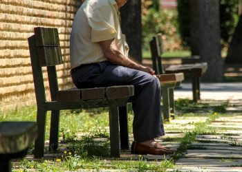 84χρονος έκανε πλαστική στα βλέφαρα και τον «φέσωσαν» 32.781 ευρώ