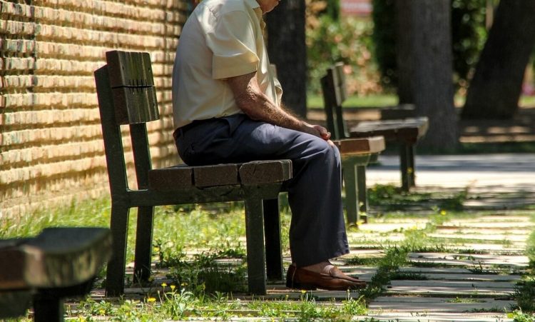 84χρονος έκανε πλαστική στα βλέφαρα και τον «φέσωσαν» 32.781 ευρώ