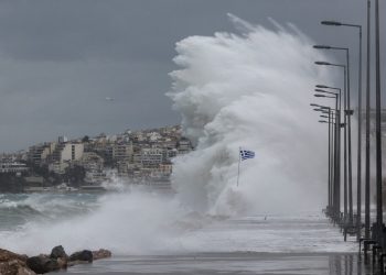 Καιρός: Ψυχρό μέτωπο από το απόγευμα της Δευτέρας με ισχυρές βροχές, καταιγίδες και ανέμους