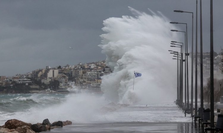 Καιρός: Ψυχρό μέτωπο από το απόγευμα της Δευτέρας με ισχυρές βροχές, καταιγίδες και ανέμους