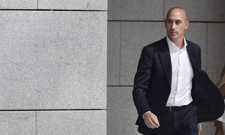 Ισπανία: Ένταλμα σύλληψης για Ρουμπιάλες – Διέφυγε στη Δομινικανή Δημοκρατία