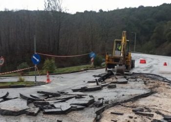 Κατολίσθηση στην ΕΟ Πύλης – Ελάτης, έκοψε τον κόμβο στο «4», στα δύο