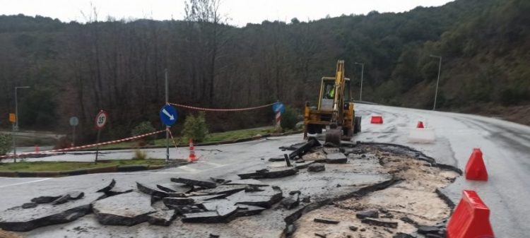 Κατολίσθηση στην ΕΟ Πύλης – Ελάτης, έκοψε τον κόμβο στο «4», στα δύο