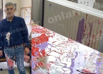 Επίθεση με μπογιές από τέσσερα άτομα δέχτηκε ο Κώστας Αγοραστός