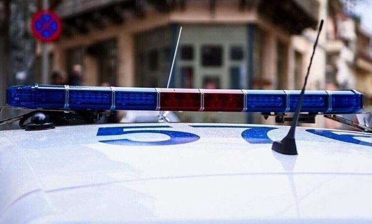 Χειροπέδες σε γιατρό για ασελγείς πράξεις σε βάρος της ανήλικης κόρης του