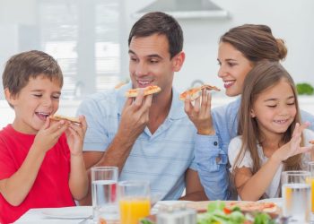 5 πράγματα που δεν πρέπει να λέτε στα παιδιά την ώρα του φαγητού