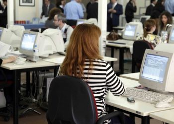 Πόσο και πότε αυξάνονται ο κατώτατος μισθός και τα επιδόματα
