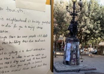 «Dear tourists, go home»: Το μήνυμα από κάτοικο των Εξαρχείων προς τους τουρίστες