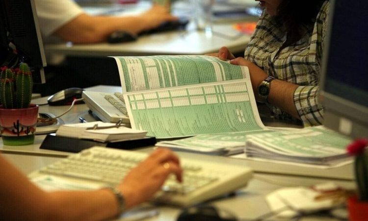 Φορολογικές δηλώσεις 2024: Ποιοι δεν θα χρειαστούν… λογιστή φέτος – Θα τους είναι έτοιμες