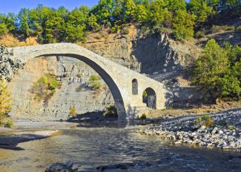 Γρεβενά: Η μανιταρούπολη της Μακεδονίας με τα πέτρινα γεφύρια και τις ονειρικές διαδρομές