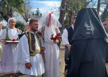 Άρωμα παράδοσης στα Μ. Καλύβια με την αναπαράσταση του Καραγκούνικου Γάμου