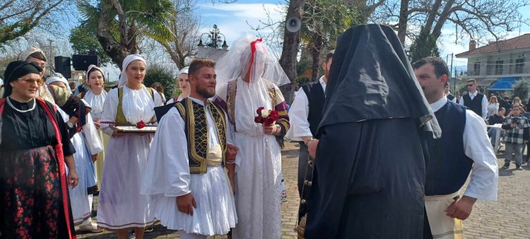Άρωμα παράδοσης στα Μ. Καλύβια με την αναπαράσταση του Καραγκούνικου Γάμου
