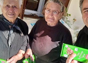 Μια γλυκιά χειρονομία | Πρόεδρος μοίρασε σοκολάτες σε όλες τις γυναίκες απομακρυσμένου χωριού των Τρικάλων (ΦΩΤΟ)