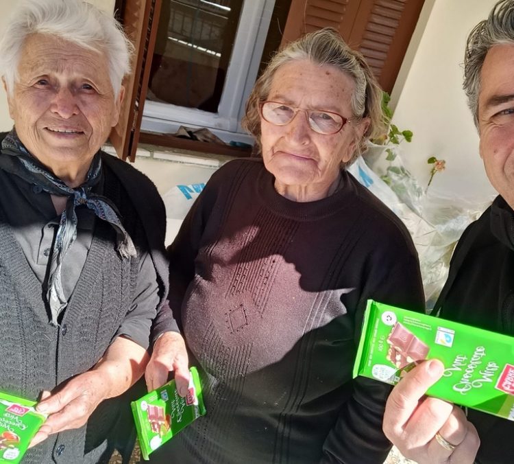 Μια γλυκιά χειρονομία | Πρόεδρος μοίρασε σοκολάτες σε όλες τις γυναίκες απομακρυσμένου χωριού των Τρικάλων (ΦΩΤΟ)
