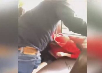 ΗΠΑ: Οδηγός σχολικού λεωφορείου άρπαξε παιδί απο τον λαιμό επειδή γελούσε (vid)