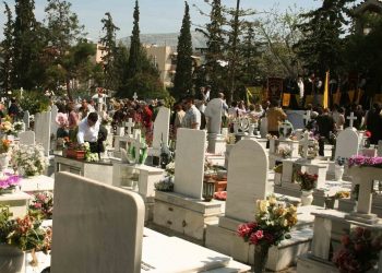 Λάρισα – Τρομακτικό θέαμα σε κοιμητήριο: Δεν έχουν «λιώσει» τα πτώματα όσων πέθαναν από κορονοϊό