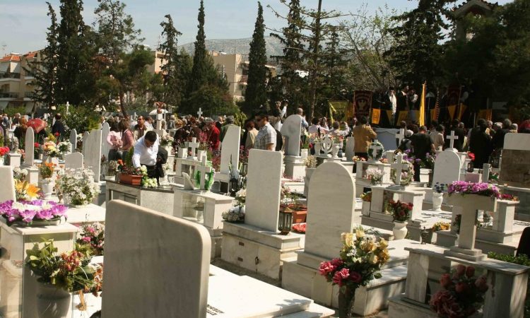 Λάρισα – Τρομακτικό θέαμα σε κοιμητήριο: Δεν έχουν «λιώσει» τα πτώματα όσων πέθαναν από κορονοϊό