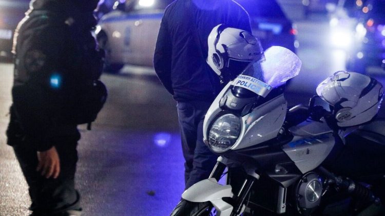 Τρίκαλα| Καταδίωξη μοτοσικλετιστή | Έκανε σούζες με συνεπιβάτιδα και παραβίασε όλα τα φανάρια