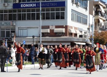 Οι μαθητές παρέλασαν χωρίς να στρέψουν το κεφάλι στους επίσημους στα Τρίκαλα
