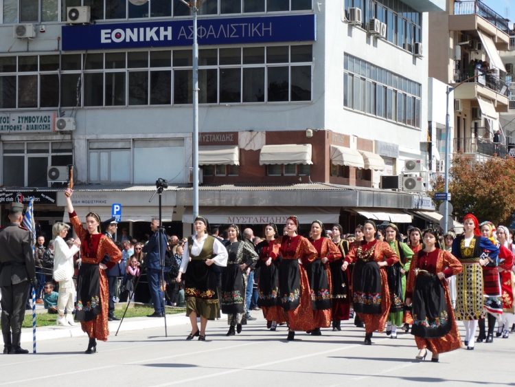 Οι μαθητές παρέλασαν χωρίς να στρέψουν το κεφάλι στους επίσημους στα Τρίκαλα