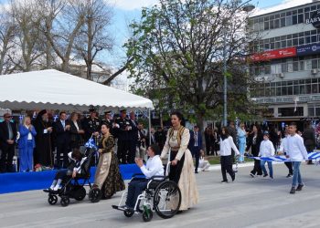 Το πιο θερμό χειροκρότημα στην παρέλαση για τα παιδιά των Ειδικών Σχολείων των Τρικάλων(φωτό)