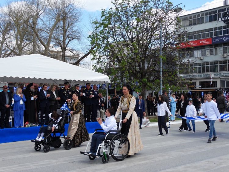 Το πιο θερμό χειροκρότημα στην παρέλαση για τα παιδιά των Ειδικών Σχολείων των Τρικάλων(φωτό)