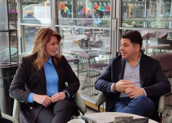 Μία συζήτηση εφ’ όλης της ύλης, στο κέντρο των Τρικάλων με τον Πρέσβη των ΗΠΑ