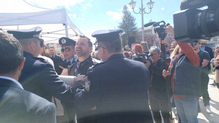 Αγανάκτηση και οργή | Φραστικό επεισόδιο από την οικογένεια Πλακιά στην παρέλαση (ΒΙΝΤΕΟ-ΦΩΤΟ)