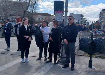 Απέναντι από την εξέδρα των επισήμων στα Τρίκαλα οι οικογένειες Πλακιάς – Δεν παρέστη η Κατερίνα Παπακώστα