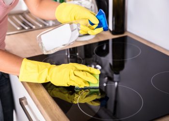 4 τρόποι να καθαρίσετε την κεραμική εστία – Τι να αποφύγετε