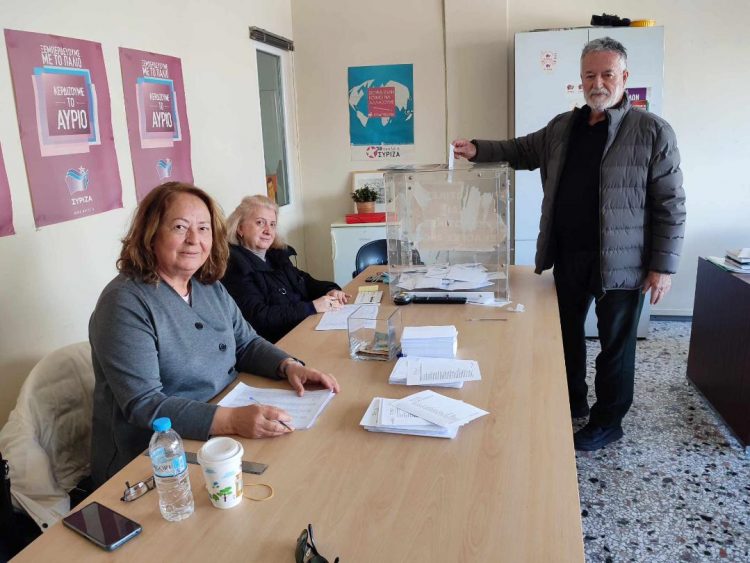 Στις κάλπες έσπευσαν σήμερα μέλη του ΣΥΡΙΖΑ