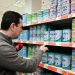 Ακρίβεια: Αυτοψία Σκρέκα στα σούπερ μάρκετ στην πρεμιέρα των μέτρων
