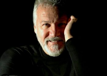 Ο Σπύρος Πετρουλάκης μιλάει από καρδιάς για την Αυγή | Ο γνωστός συγγραφέας και η κουμπαριά στο Γαρδίκι